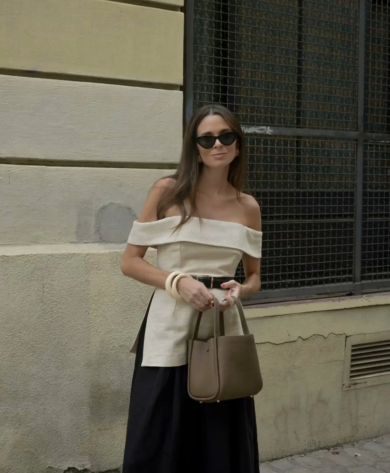 Set Lady - Casual Off-shoulder