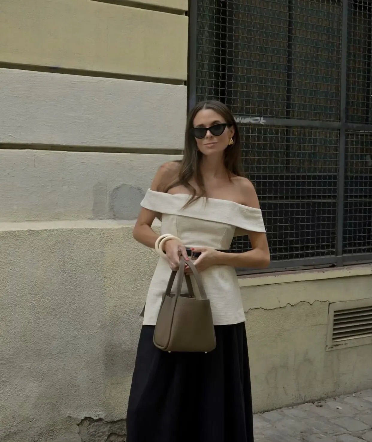 Set Lady - Casual Off-shoulder